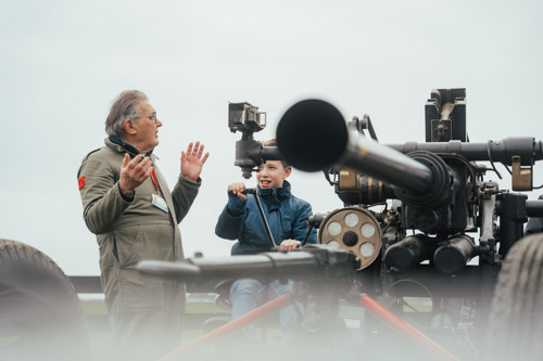 Explaining The Bofros Gun. Engineering Open Workshop 2025. © The Shuttleworth Trust. Photo Oliver Lloyd.